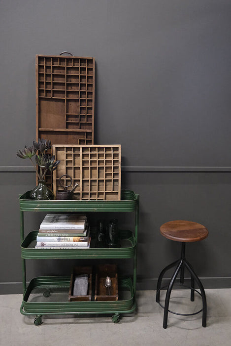 Trademark Living Drehhocker aus Eisen mit Holzsitz im Industrial Style