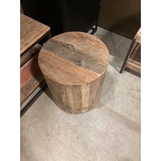 Runder Beistelltisch aus recyceltem Holz